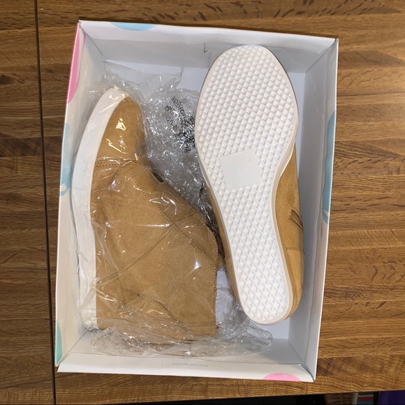 Soda Vesper Hidden Wedge Heel Sneakers Sporty Elastic NWT - Picture 7 of 16